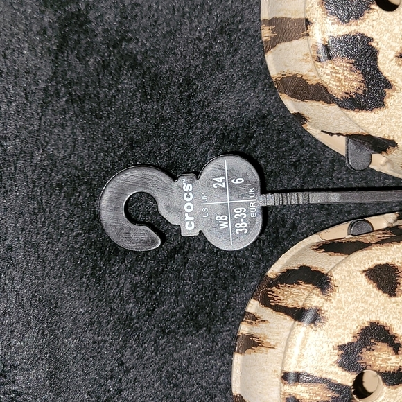 SOLDWomen's Crocs Freesail Leopard Clogs, size 8 - Picture 5 of 6